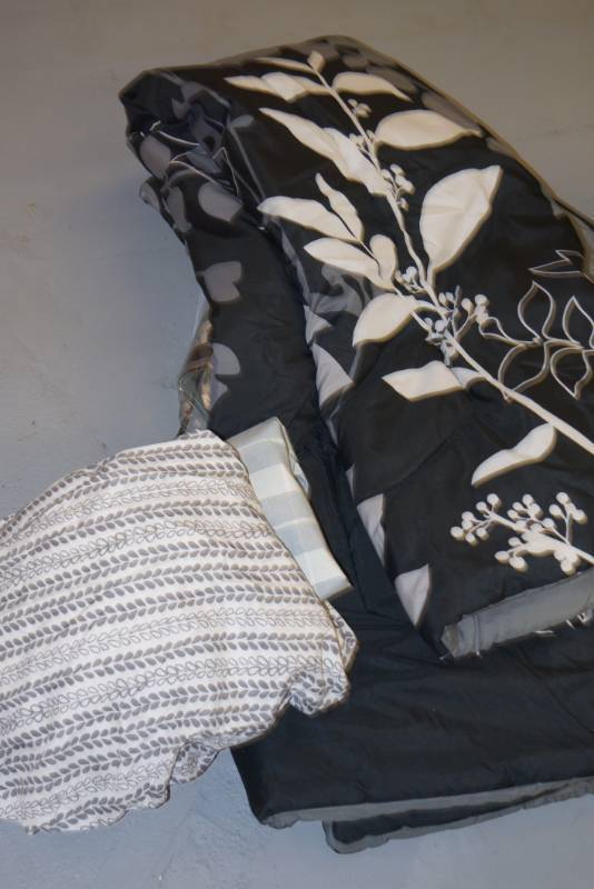 lot 314 image: Bedding in A Bag- Comforter  Full Size
