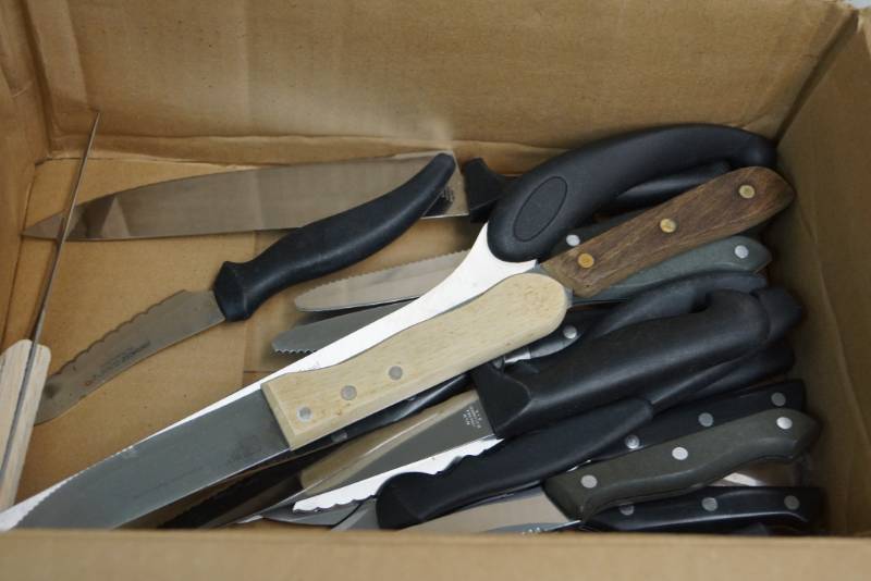 lot 330 image: BoxLot of Cutlery Kitchen Knives