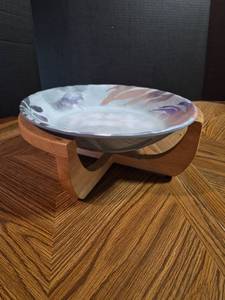 lot 118 image: Melamine Serve Bowl with Wooden Stand