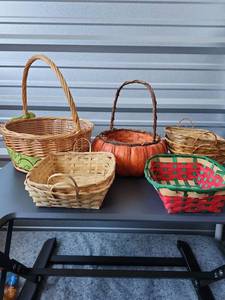 lot 202 image: Woven Baskets Lot of 6 Assorted Sizes Handles
