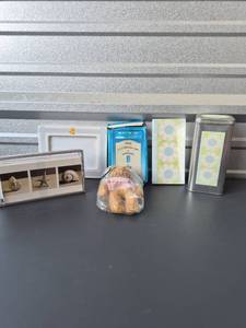 lot 241 image: Hallmark Note Ensemble 20 Notes 10 Each 2 Designs 20 Envelopes