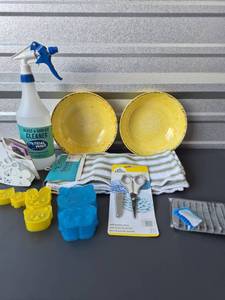 lot 242 image: Kitchen & Home Accessories Lot Bowls, Sponge Holder, Scissors, Spray Bottle, Towels
