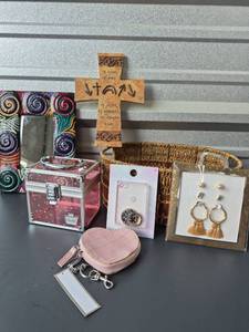 lot 244 image: Jewelry Accessory Lot Phone Ring Holder Earrings Heart Pouch Storage Case
