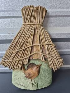 lot 246 image: Hallmark Natures Sketchbook Birdhouse with Thatched Roof