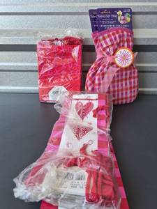 lot 269 image: Hallmark Fabric Gift Wrap 30 inch Diameter Round Piece 36 inch Ribbon Tie