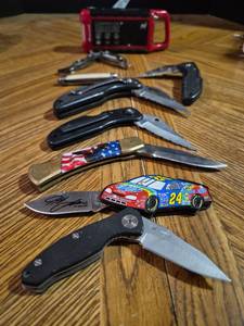 lot 272 image: Lot of 8 Folding Pocket Knives Multi-Tool Emergency Radio
