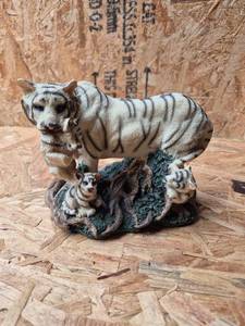 lot 288 image: Decorative Animal Figurine Set Tiger Cubs on Tree Base