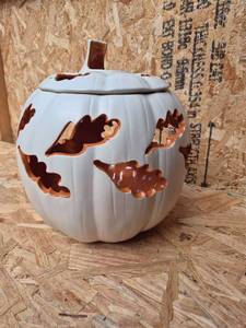 lot 299 image: Pfaltzgraff Pumpkin Covered Tureen with Lid