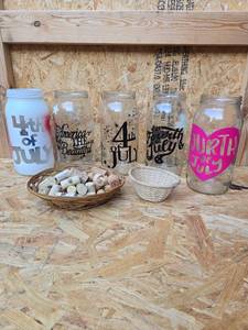 lot 317 image: Patriotic July 4th Glass Large Mason Jars Set of 5 with Decals and Baskets