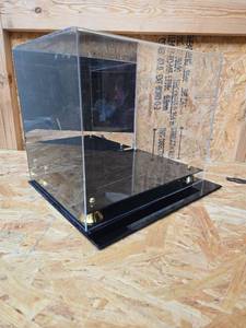 lot 322 image: Mirrored Display Case with Black Base