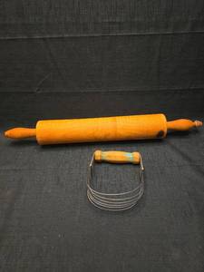 lot 2143 image: 2-Piece Kitchen Tool Set Rolling Pin and Cheese Cutter