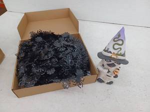 lot 17645 image: Miscellaneous Halloween Decor Lot