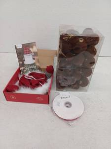 lot 17659 image: Miscellaneous Christmas Decor Lot