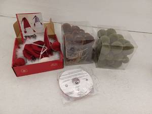 lot 17697 image: Miscellaneous Christmas Decor Lot