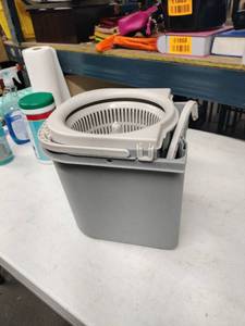 lot 58400 image: spin mop bucket