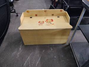 lot 63015 image: vintage 1977 Hallmark Betsey Clark toy box