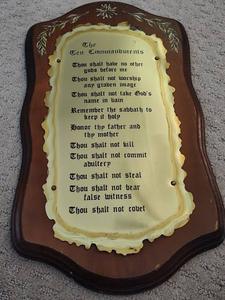 lot 58413 image: Vintage Home Interiors Homco The Ten Commandments Brass Wood Wall Plaque 10x18