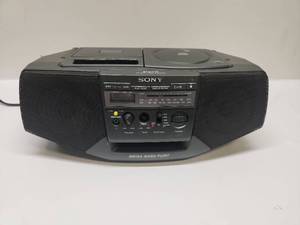lot 1 image: Sony CFD-V15 CD Radio Cassette Boombox Mega Bass Port