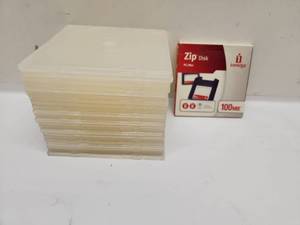 lot 32 image: Iomega Zip Disk 100MB PCMac with Storage Cases