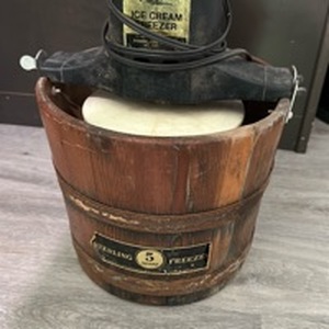 lot 11 image: Sterling Ice Cream Freezer 5 Quart