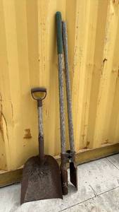 lot 307 image: Garden Hand Tools Lot Scoop Shovel & Post Hole Digger