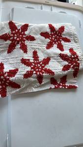 lot 321 image: Ski Lodge White Peak Mountain Towels Lot 2 Pieces Red Snowflake