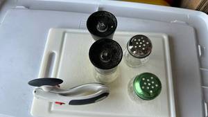 lot 353 image: Can opener, 4 shakergrinders and cutting board