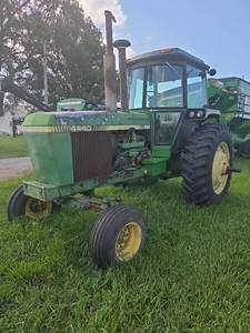 lot 5001 image: John Deere Tractor With Eclosed Cab - Model 4440