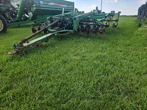 lot 5002 image: John Deere Disc Ripper - Model 2700