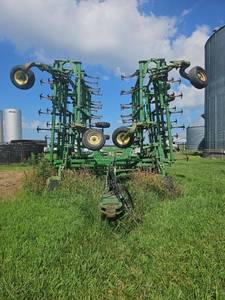 lot 5004 image: John Deere Field Cultivator - Model 2200