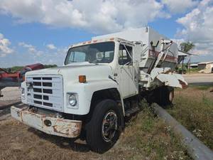lot 5006 image: 1987 International Navistar Truck with Harsh 4 Auger Mixing Grain Box - Model 1954