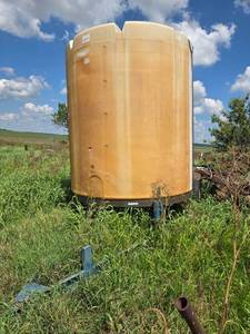 lot 5017 image: 3000 GAL Cone Bottom Tank & Trailer