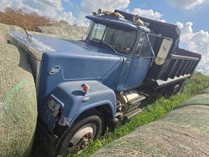 lot 6507 image: 1982 - Mack Dump Truck with Dump Bed Trailer - Model WL