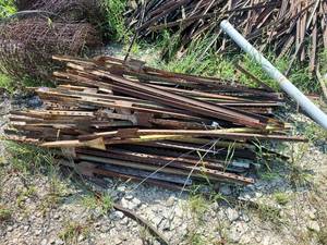 lot 6518 image: Lot of Metal T-Posts - Varying Sizes