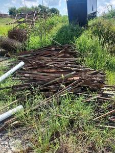lot 6519 image: Lot of Metal T-Posts - Varying in Size