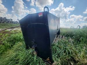 lot 6522 image: Cube Feeder for Pickup Truck