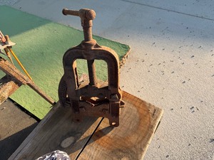 lot 7002 image: Antique F. Armstrong Cast Iron Hinged Bench Pipe Vise