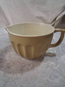 lot 38 image: Ceramic Batter Bowl with Handle and Pouring Spout