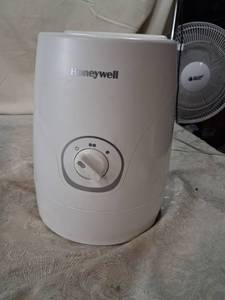 lot 73 image: White Humidifier with Rotary Control and Green Indicator. Honeywell