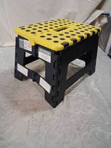 lot 85 image: Ross D1044 C7154 Folding Step Stool Yellow Black