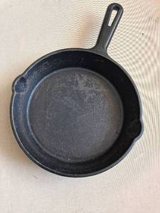 lot 112 image: Griswold Cast Iron Skillet 8 inch