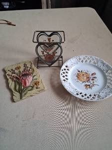 lot 125 image: Protea Floral Plaque with Decorative Plate and Heart Metal Stand Lot