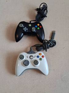 lot 138 image: Xbox 360 Wired Controller Lot 2 Units Black White