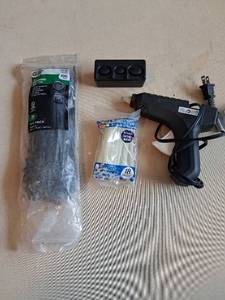 lot 139 image: Hot Glue Gun 40W with Glue Sticks and Cable Ties Lot