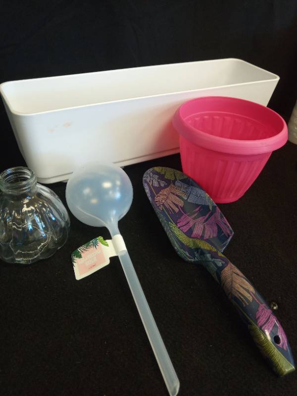 lot 2056 image: Garden Tool and Container Set - Retail $15