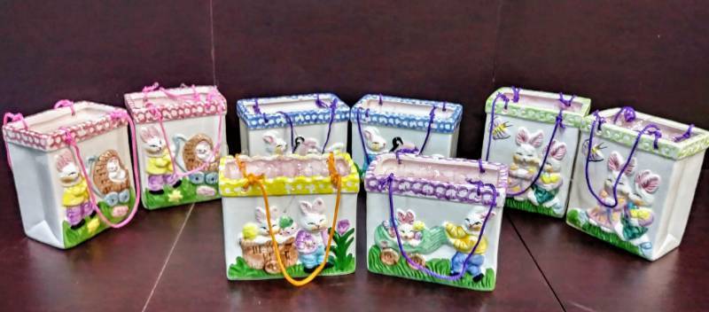 lot 118 image: 8 Adorable Ceramic Easter Baskets  Great Gift
