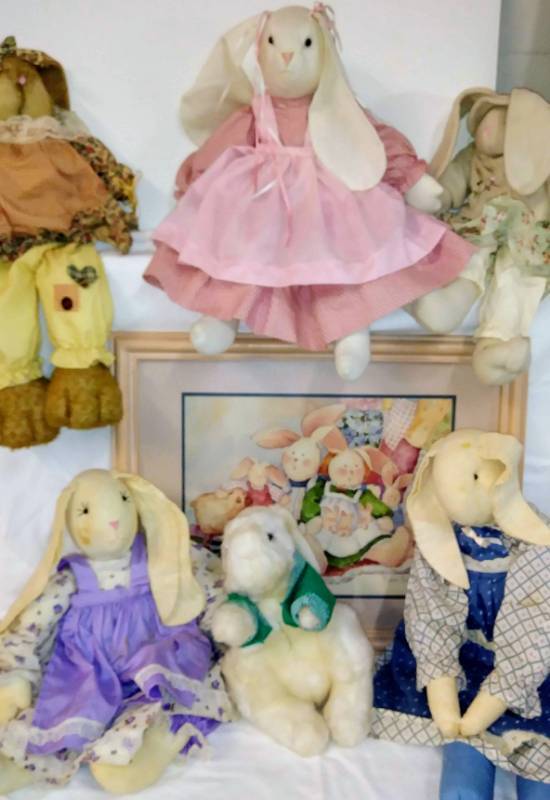 lot 119 image: Easter Bunnies and More-  Fun Lot- Pictures Too