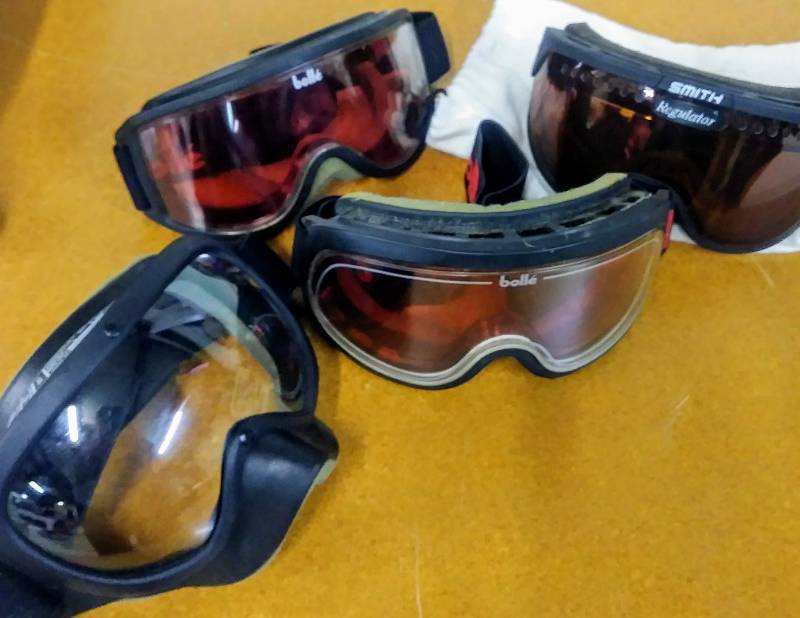 lot 128 image: 4 Pair of Goggles NICE