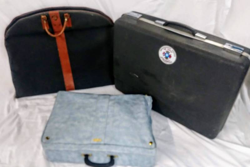 lot 130 image: 3 Suitcases  Vacation Time