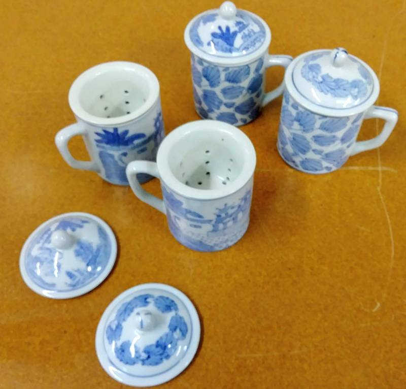 lot 145 image: 4 Pier 1 Cups w lids  2 are Loose Tea Mugs with Infusion Strainer